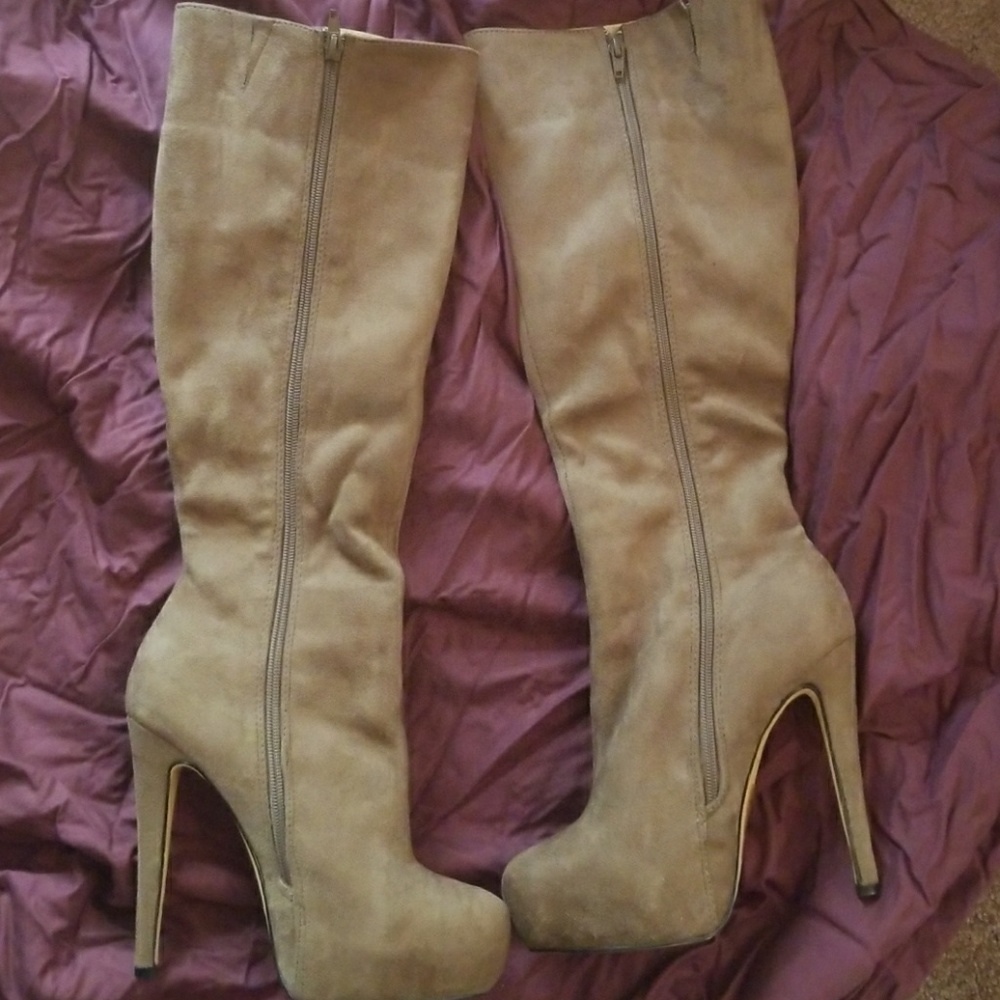 Scene: Melany Suede Boots